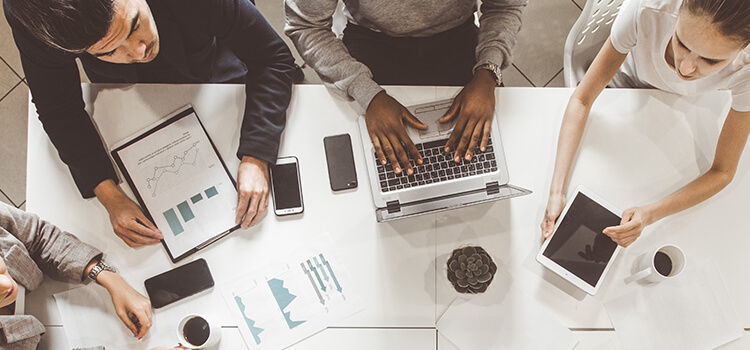 Estructuras de campañas que escalan en Google y Meta